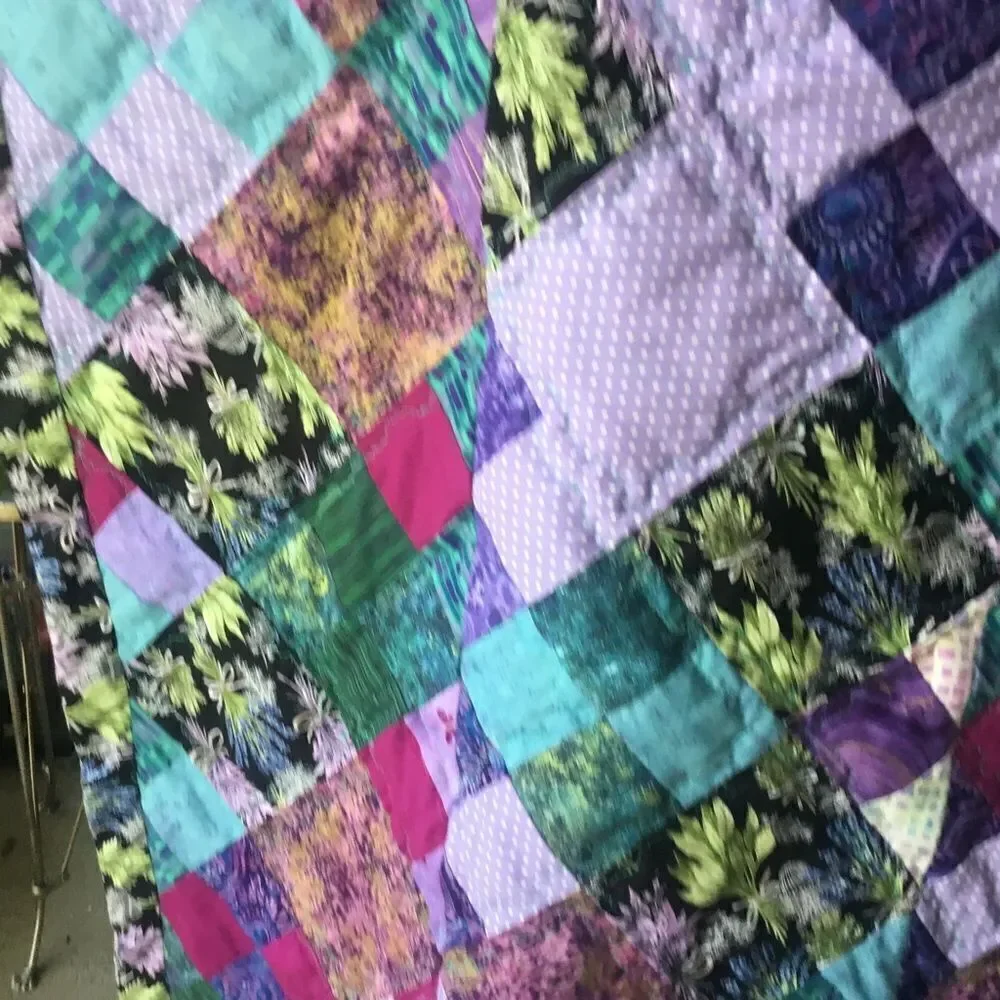 NWT Hand Crafted Lavender Florals With Gorgeous Coordinating Colors Quilt